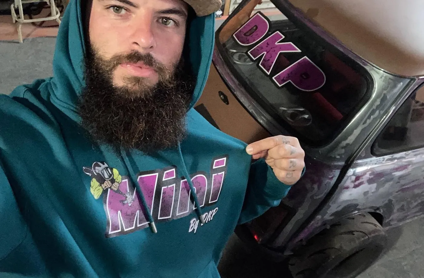 Alexis Guillemin, fondateur de DKP, en sweat « Mini by DKP » devant une Mini kustom