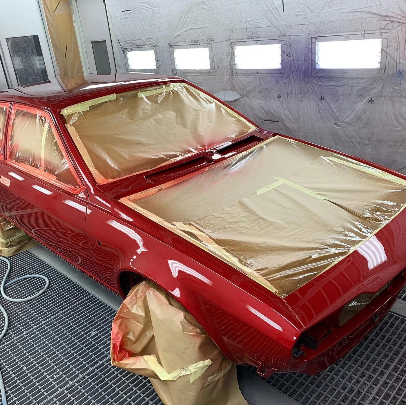 Alfa Romeo rouge brillante fraîchement peinte dans la cabine de peinture de DKP
