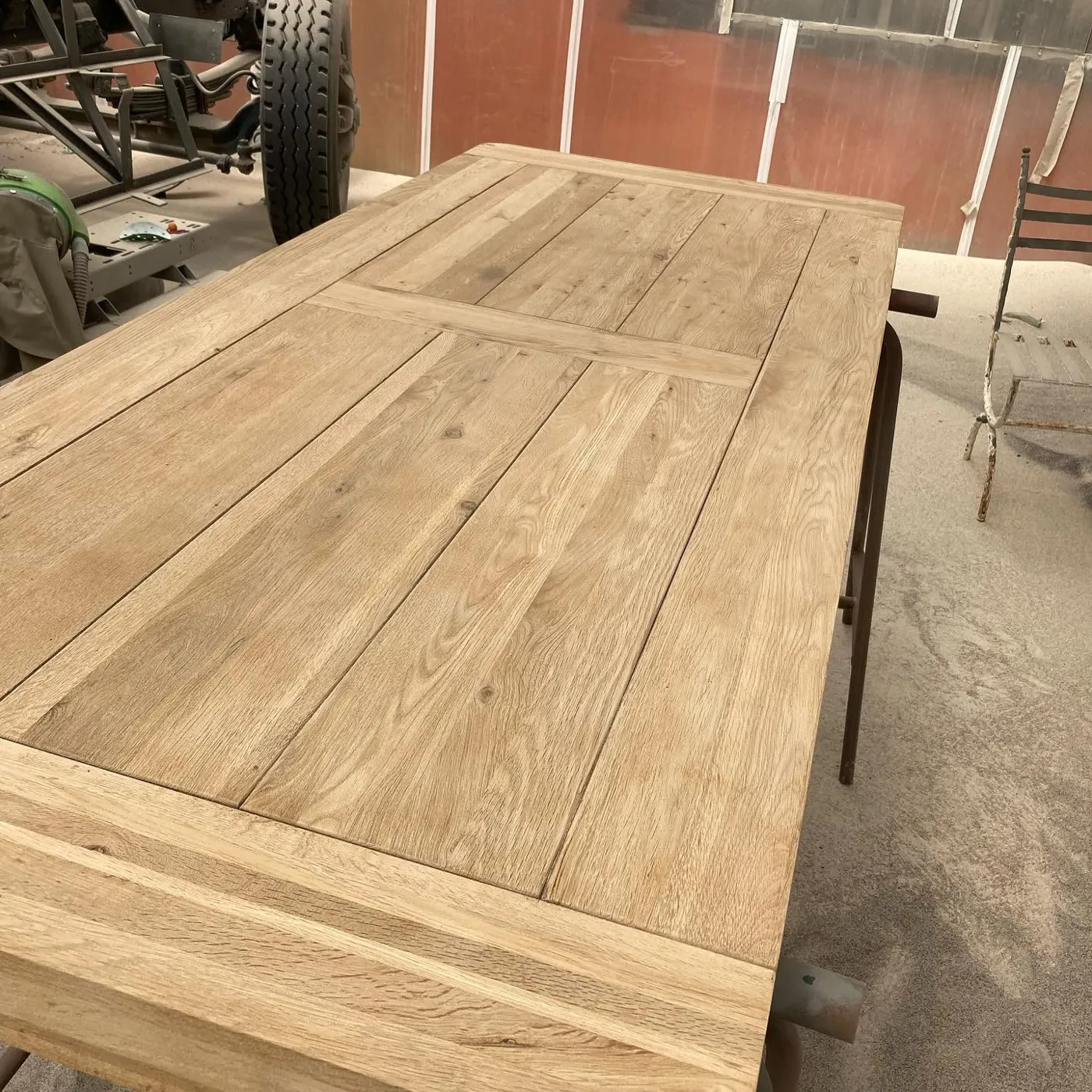 Grande table en chêne massif décapée, le bois clair retrouvé